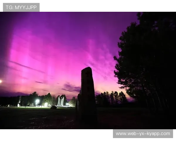 _极夜冰川滑雪：在北极光中疾驰_，北极光滑雪场