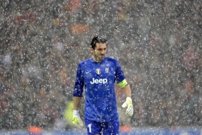 世界杯英雄布努将续约留队，布努进球