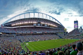 伤病潮来袭教练面临人员调配难题考验应变能力，教练员赛场应变