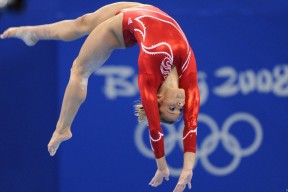 中国篮球强化热身体系提升赛前准备完整度，篮球训练专项热身动作