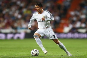 英超比赛中压迫防守对对手传球线路限制效果分析，英超攻防转换