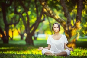 换人节奏是否决定下半场比赛走势连贯性，全场换人规则