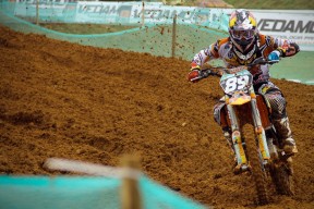 中国足球职业俱乐部转会市场活动频繁，中国足球转会规定