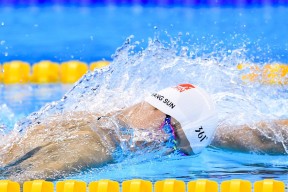 利物浦在欧冠小组赛中稳步前行，追逐冠军梦想