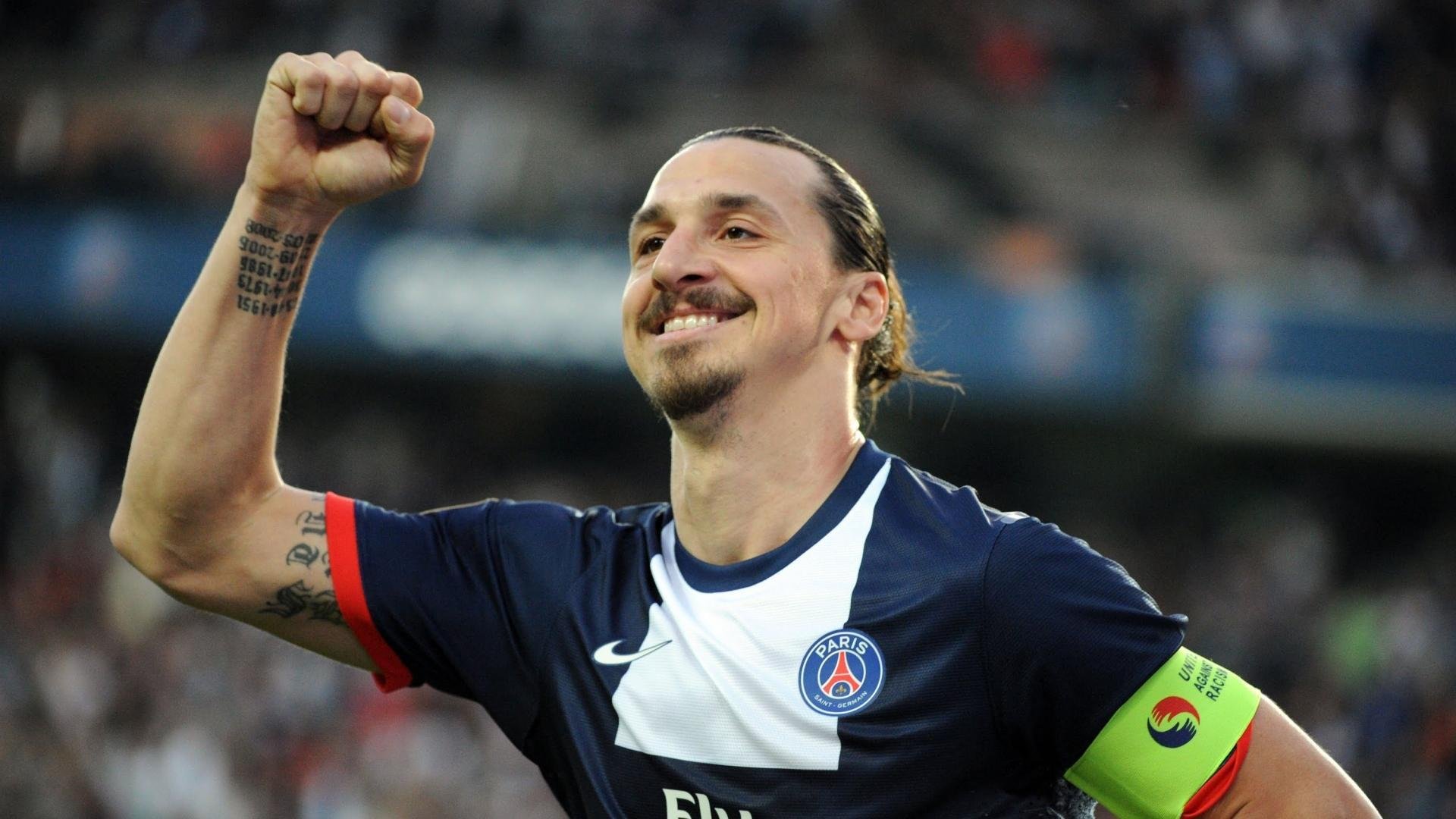 詹姆斯赛前与队友击掌传递信心，詹姆斯开场和队友击掌